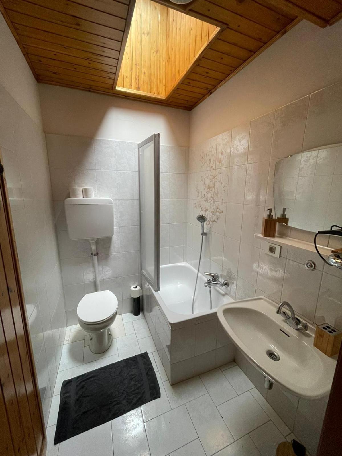 מלון Pera Picchio Rosso - Stanza Privata Con Bagno In Val Di Fassa מראה חיצוני תמונה